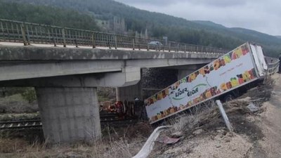Afyonkarahisar'da tır, kaza yapıp tren yoluna düştü: Seferler aksadı