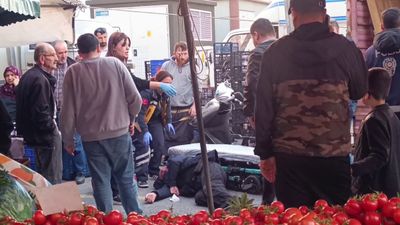 İstanbul'da pazarda yürürken epilepsi nöbeti geçirdi