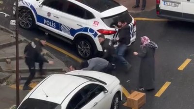 İstanbul'da komşularının evine taşlarla saldırdılar