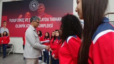 Yusuf Dikeç, genç sporculara hediyeler dağıttı
