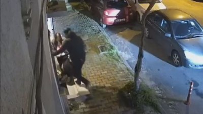 İstanbul'da sokak ortasında kucağında bebeği olan eşini darbetti