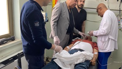 Hatay'da şantiyede ayağı kayıp düşen işçinin yüzüne inşaat demiri saplandı