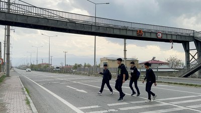 Iğdır'da üst geçit, yolu uzattığı için kullanılmıyor