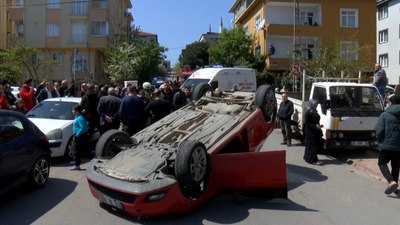 İstanbul'da motosiklete çarpan otomobil takla attı