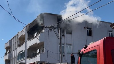 Bursa'da 3 katlı binadaki yangında can pazarı yaşandı