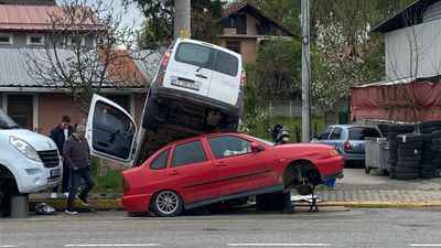 Kocaeli'de alkollü sürücü tamire bırakılan otomobilin üstüne uçtu