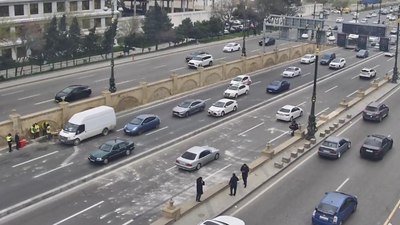 Azerbaycan'da kontrolden çıkan araç ana yola uçtu