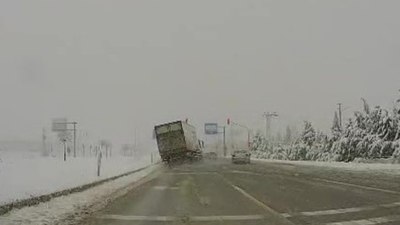 Amasya’da karla kaplı yolda seyreden tır faciadan döndü