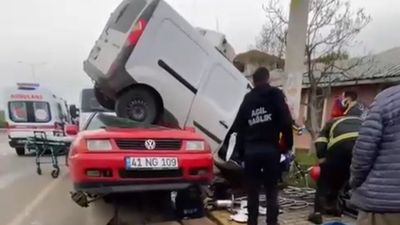 Kocaeli'de hafif ticari araç tamirhane önündeki otomobile çarptı
