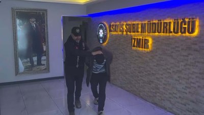 İzmir'de otomobilden ses sistemi hırsızlığı kamerada