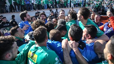 Bursaspor, 2. Lig'e yükseldi! Röportajımız pankarta konu oldu