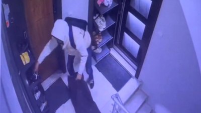 İstanbul'da ayakkabı hırsızı kameraya yakalandı