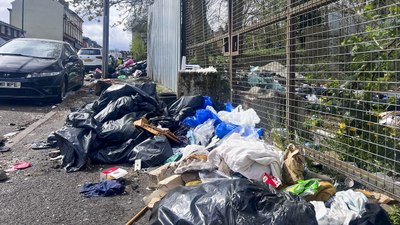 İngiltere'de sokaklarda çöpten dağlar oluştu