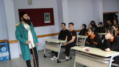 Rize'de ezber bozan tarih eğitimi: Öğretmen derse tarihi figürlerin kostümüyle giriyor