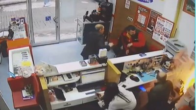 Artvin'de tamir için getirilen cep telefonu bomba gibi patladı