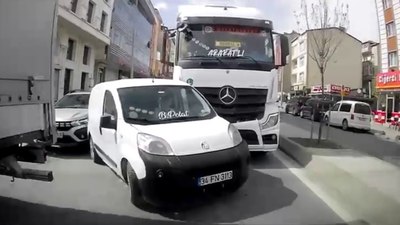 İstanbul'da kör noktada kalan araç iki tır arasında sıkıştı