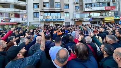 Konak'ta maaşlarını eksik alan belediye işçileri grevde
