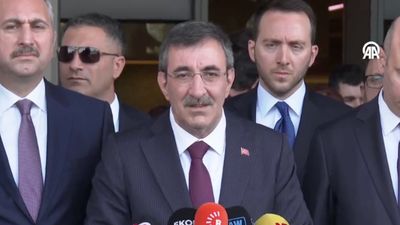 Sırrı Süreyya Önder'i hastanede ziyaret etti