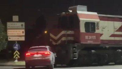 İzmir'de otomobil, trenle çarpıştı