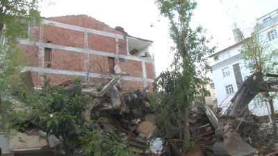 İstanbul'da yıkılan binanın bitişiğindeki dairenin duvarının olmadığı görüldü