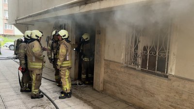İstanbul'da 4 katlı binada çıkan yangında mahsur kalan işçiyi itfaiye kurtardı
