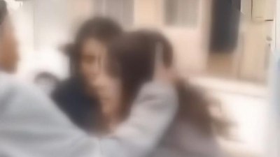İstanbul'da genç kızı sıkıştırıp darbettiler