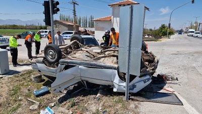 Karaman'da kaza yapan otomobil ters döndü