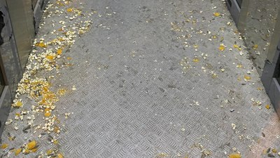 Ankara'da üst geçit asansöründeki çöpler tepki çekti
