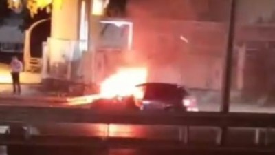 Kocaeli'de sürücü yanan araçta mahsur kaldı