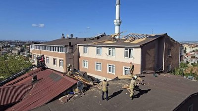 Üsküdar'da uçan çatı, 2 binanın üzerine düştü