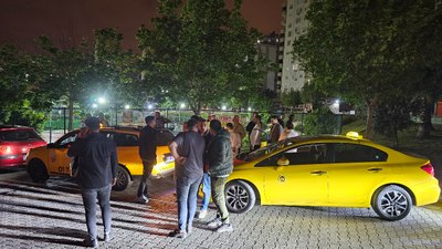 Adana'da taksi sürücüsü, korsan taksici ve yakınları tarafından darbedildi