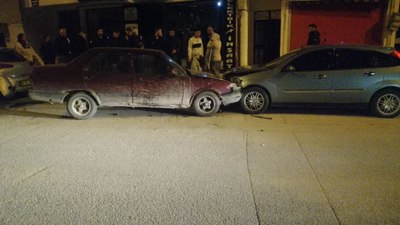 Isparta'da park halindeki araçlara çarptı