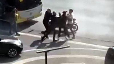 İstanbul'da sürücülerin yol verme kavgası kamerada