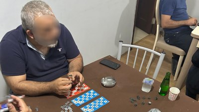 Adana'da kumar oynatıp canlı yayınlarken polis baskın yaptı