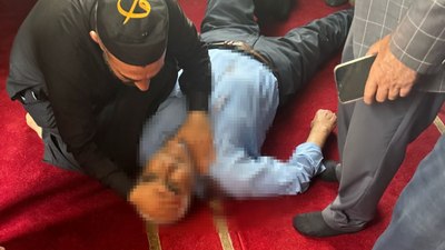 Mardin'de camide namaz sırasında bıçaklandı