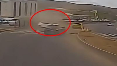 Bingöl'de refüje çarpan otomobilin sürücüsü yaralandı