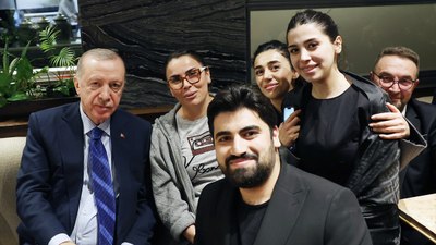 Kafede vatandaşlarla sohbet etti