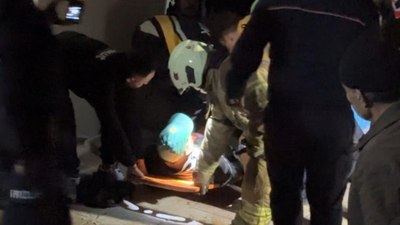 İstanbul Sultanbeyli'de toprak altında kalan kişi kurtarıldı