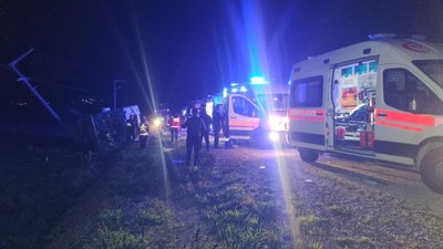 Van'da yolcu otobüsü devrildi: 28 kişi yaralandı