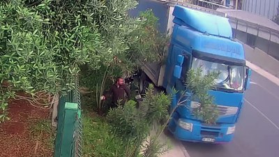 Adana'da tırın camını kırıp hırsızlık yaptı
