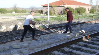 Çankırı'da 6 aydır paralarını alamayan işçiler, döşedikleri taş yolu söktü
