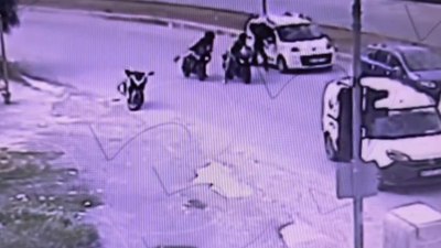 Mersin'de kaskla defalarca araca vurup, sürücüsünün darbetti