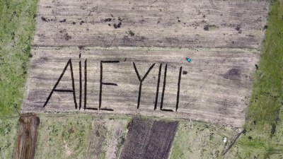 Ardahan'da tarlasına traktörle 'Aile Yılı' yazdı