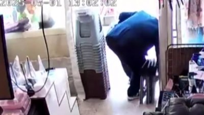 Dükkan önündeki ürünleri rahat tavırlarla çaldı