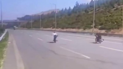 Hatay'da trafikte tehlikeli yolculuk: Motorun üzerine uzandılar