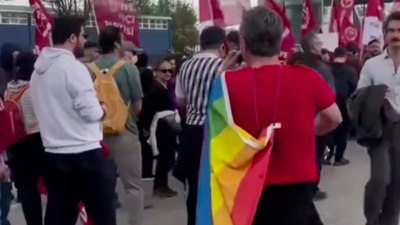 İrfan Değirmenci, 1 Mayıs kutlamalarına LGBT bayrağıyla katıldı