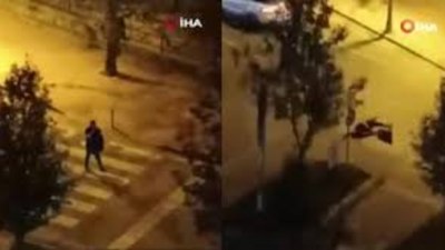 İstanbul'da yolun ortasında yürüdü: Araba çarptı