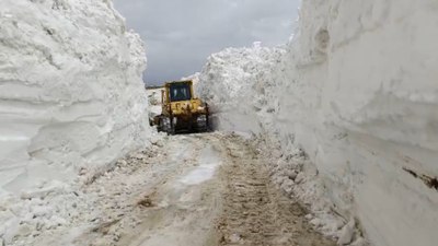 Hakkari Yüksekova'da 3 metrelik karla mücadele