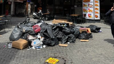 İstanbul Beşiktaş'ta caddelerde çöp dağları