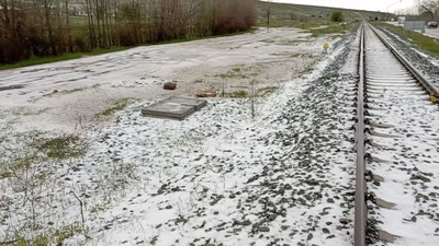 Tokat’ta etkili olan dolu yağışı araziyi beyaza bürüdü